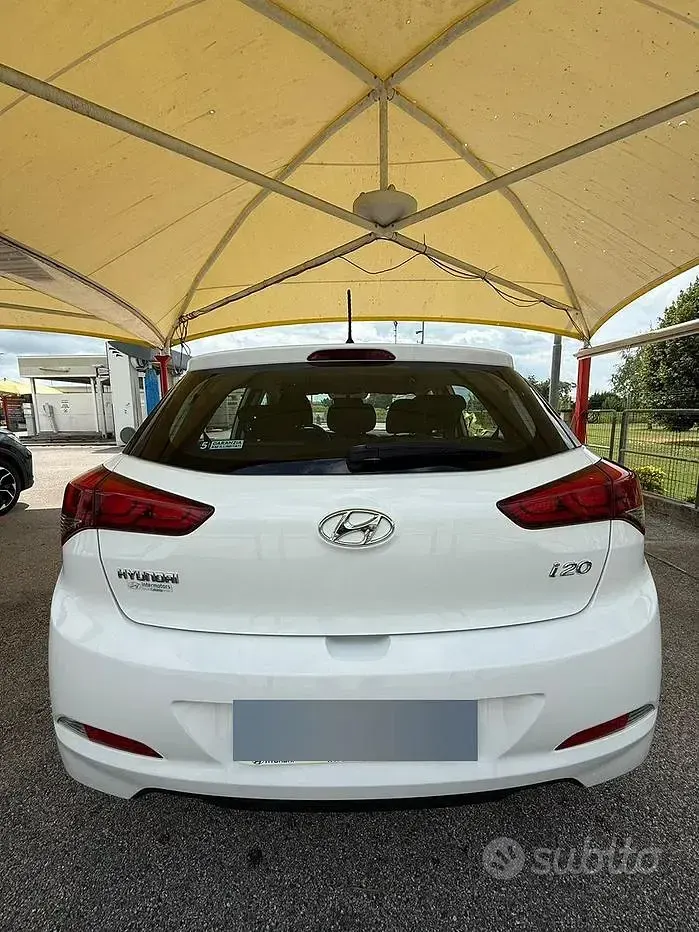 Usata Hyundai i20 75 CV (55 kW) 2018 Bianco Berlina