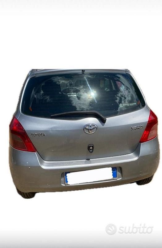 Usata Toyota Yaris 90 CV (66 kW) 2008 Grigio Utilitaria