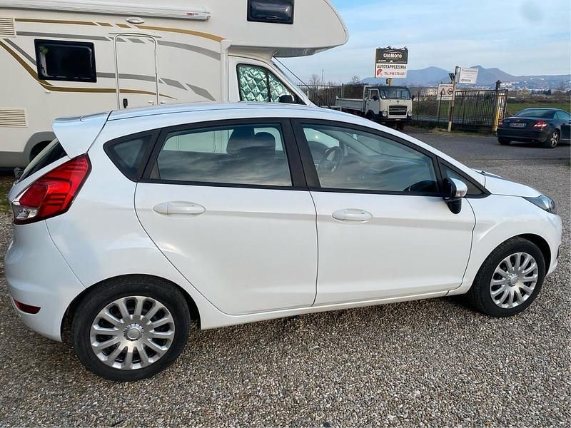 Usata Ford Fiesta 75 CV (55 kW) 2014 Bianco Utilitaria