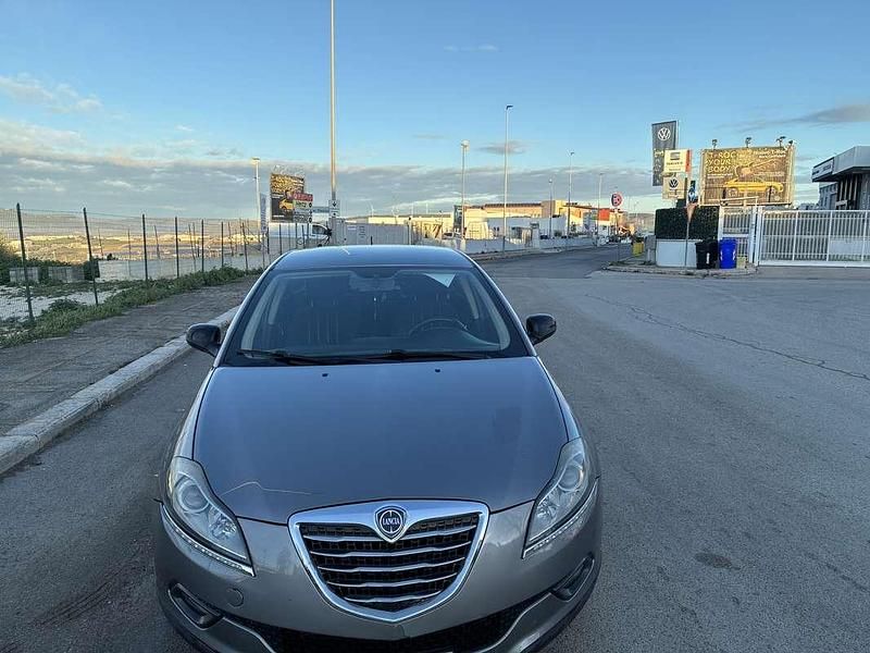 Usata Lancia Delta Gold 120 CV (88 kW) 2012 Utilitaria