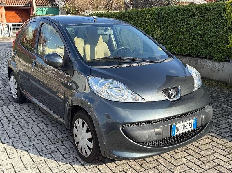 Grigio Usata 2006 Peugeot 107 Utilitaria | 1700 € (Super prezzo) - Immagine 1/4