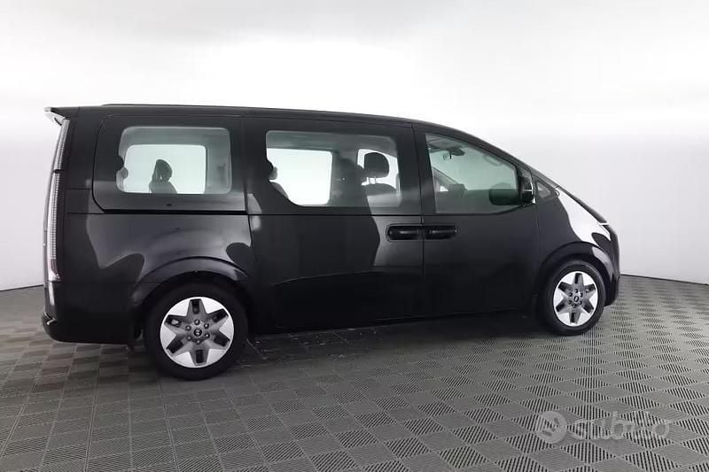 Usata Hyundai Staria 177 CV (130 kW) 2023 Abyss black Monovolume