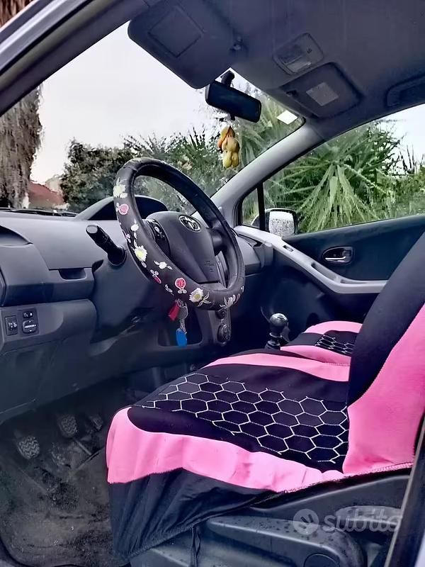 Usata Toyota Yaris Sol 101 CV (74 kW) 2010 Grigio Utilitaria