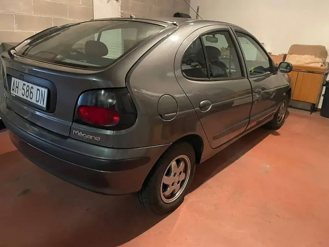 Usata Renault Mégane 90 CV (66 kW) 1996 Grigio Berlina