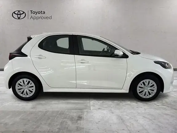 Usata Toyota Yaris Hybrid Active 92 CV (67 kW) 2025 Bianco Berlina
