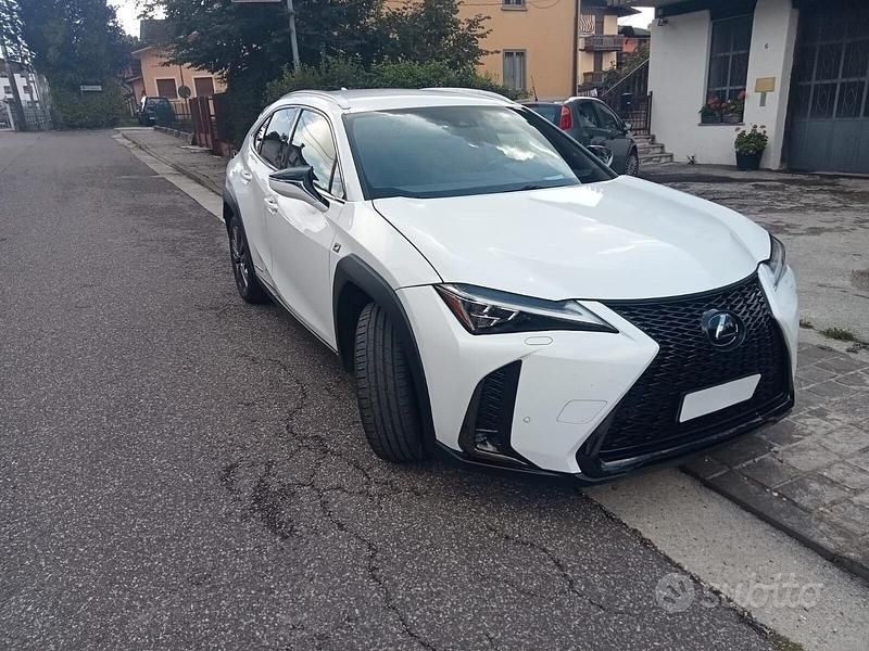 Usata Lexus UX Sport Line 152 CV (111 kW) 2019 Bianco SUV