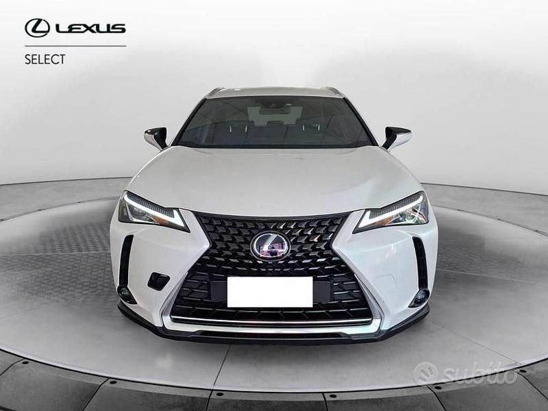 Usata Lexus UX 250h Executive Line 184 CV (135 kW) 2022 Bianco perla SUV