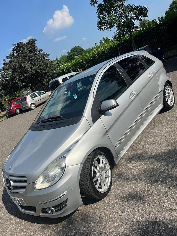 Grigio Usata 2010 Mercedes B200 Premium Monovolume | 4500 € (Buon prezzo) - Immagine 1/4