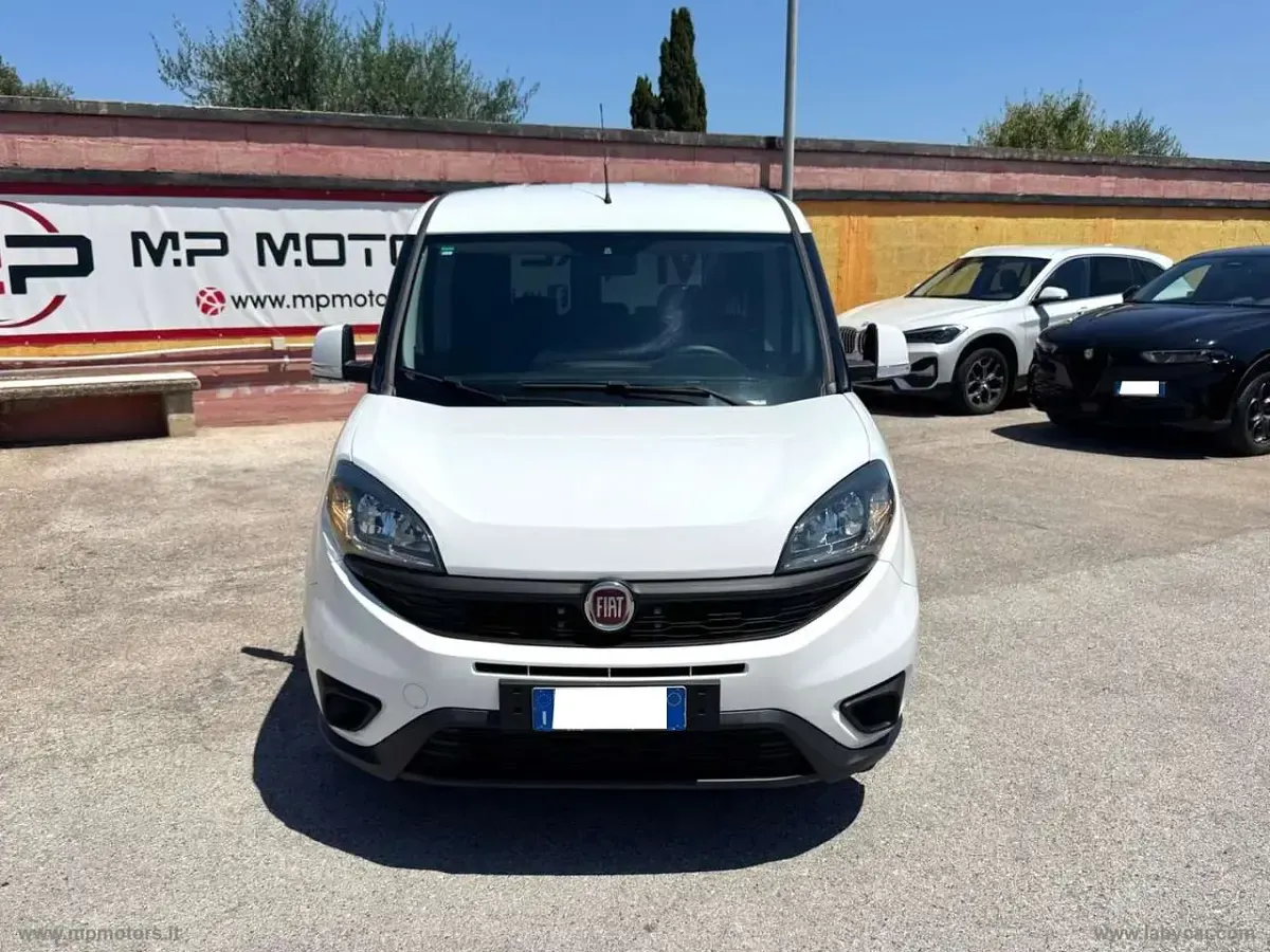 Usata Fiat Doblò Lounge 105 CV (77 kW) 2021 Bianco Monovolume