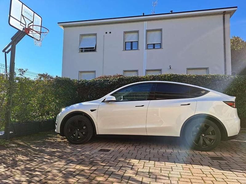 Bianco Usata 2022 Tesla Model Y RWD SUV | 32.500 € (Buon prezzo) - Immagine 1/4