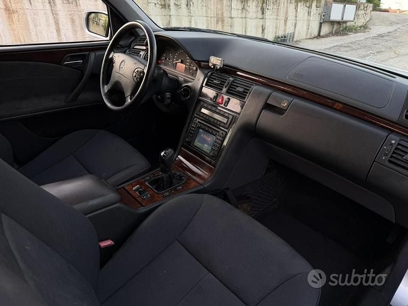 Usata Mercedes E270 Elegance 170 CV (125 kW) 2002 Grigio Berlina