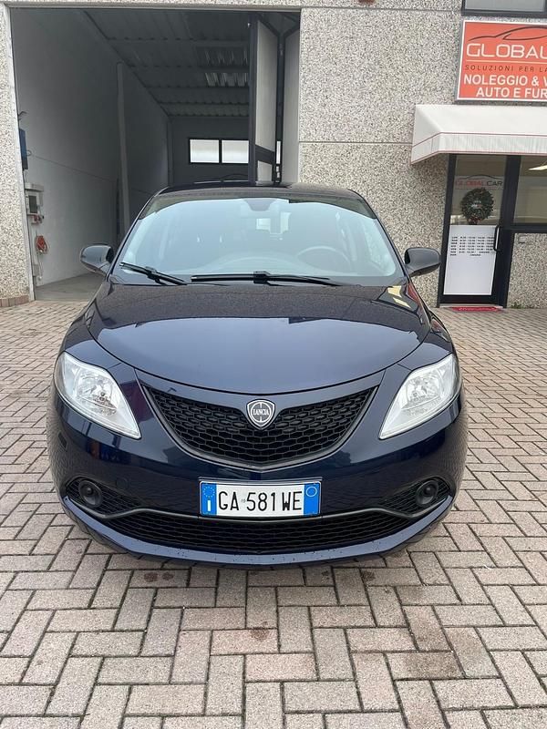 Usata Lancia Ypsilon Platinum 69 CV (50 kW) 2020 Blu Utilitaria