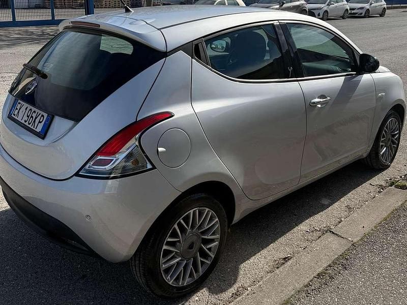 Usata Lancia Ypsilon Silver 95 CV (69 kW) 2012 Argento Utilitaria