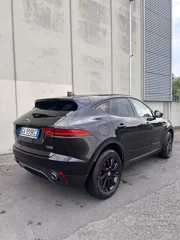 Begagnad Jaguar E-Pace R-Dynamic 150 HK (110 kW) 2020 Svart SUV