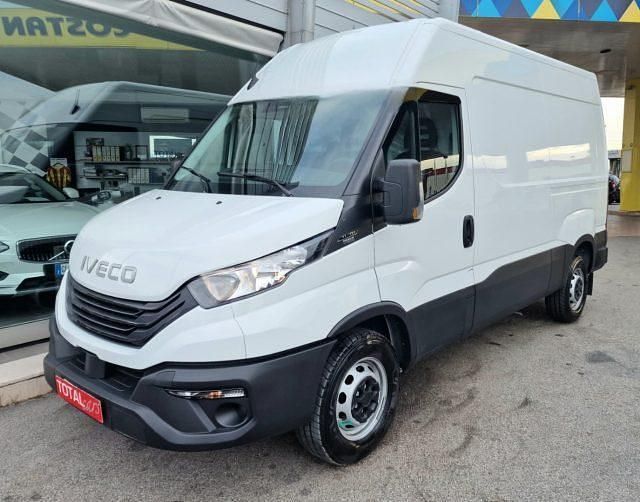 Nuova Iveco Daily 116 CV (85 kW) 2025 Bianco pastello Berlina