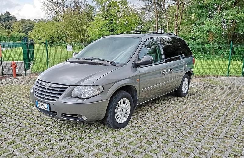 Usata Chrysler Voyager 143 CV (105 kW) 2007 Grigio Monovolume
