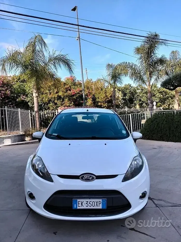 Usata Ford Fiesta 60 CV (44 kW) 2012 Bianco Berlina