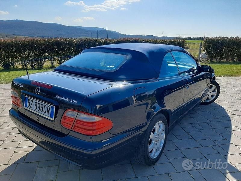 Usata Mercedes CLK200 163 CV (119 kW) 2002 Blu Cabrio