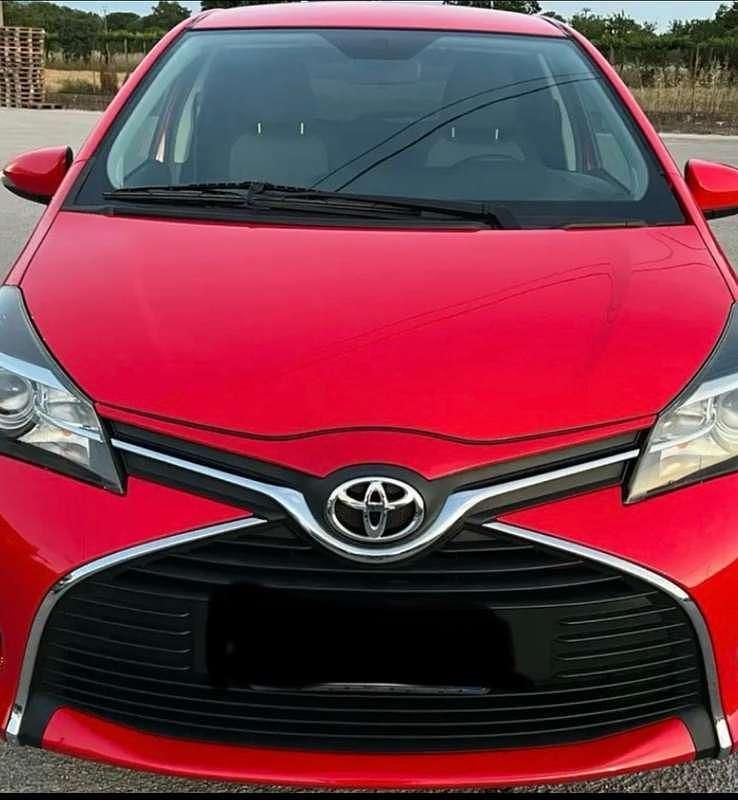 Usata Toyota Yaris 90 CV (66 kW) 2015 Rosso Utilitaria