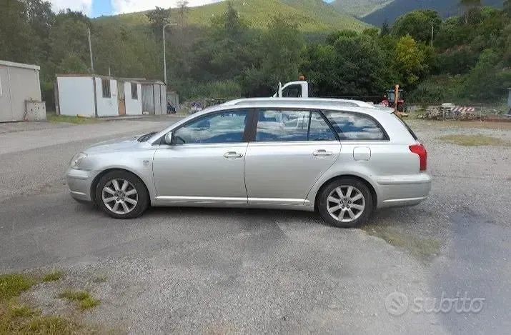 Usata Toyota Avensis 116 CV (85 kW) 2004 Grigio Station wagon