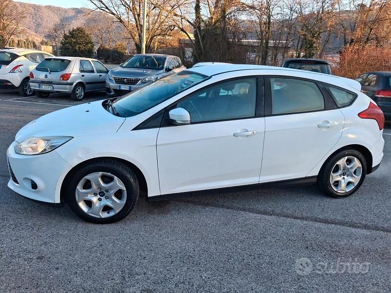 Käytetty Ford Focus Titanium 115 HP (84 kW) 2014 Valkoinen Sedan