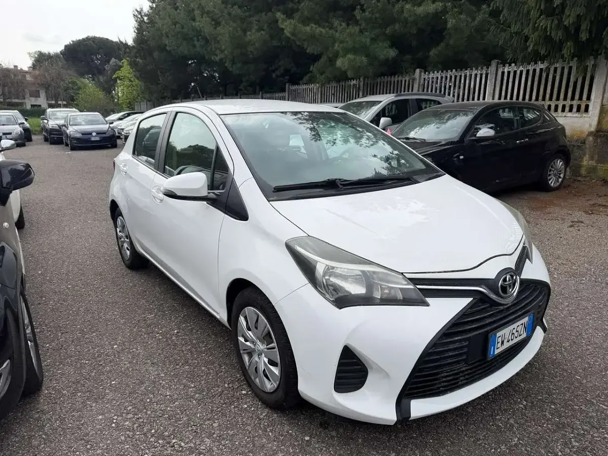 Second-hand Toyota Yaris Lounge 90 CP (66 kW) 2014 Alb Hatchback