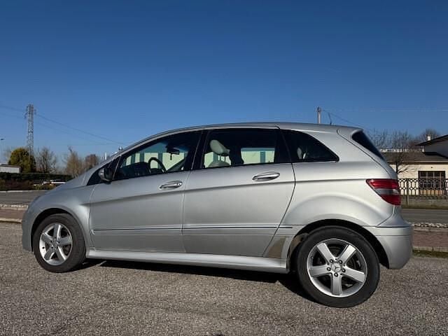 Usata Mercedes B200 140 CV (102 kW) 2006 Argento Monovolume