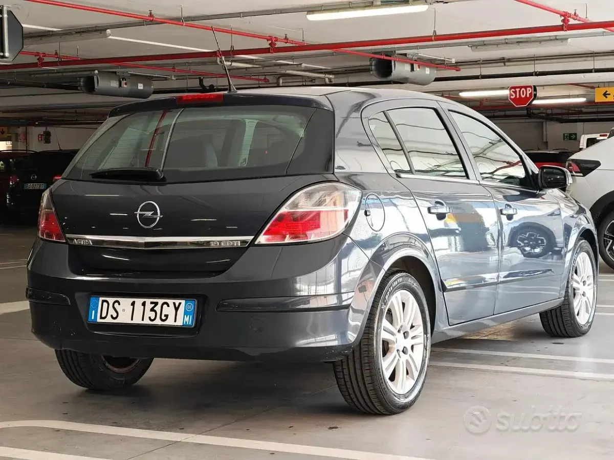 Usata Opel Astra 120 CV (88 kW) 2008 Grigio Berlina
