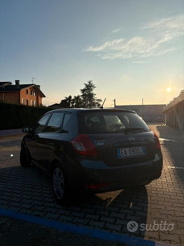 Usata Kia Ceed 95 CV (69 kW) 2010 Grigio Utilitaria