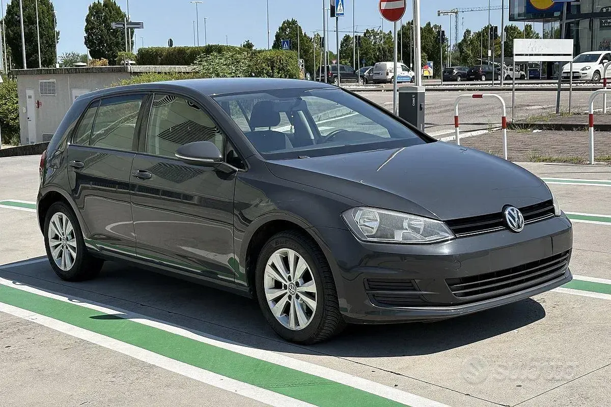 Usata VW Golf VII Comfortline 105 CV (77 kW) 2015 Grigio Utilitaria
