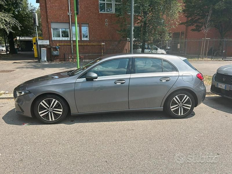 Usata Mercedes A180 136 CV (100 kW) 2019 Grigio Berlina