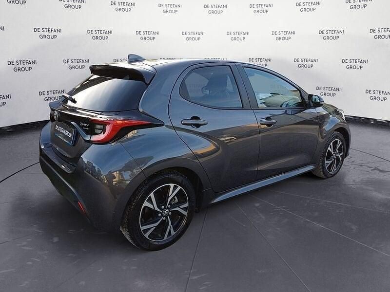 Usata Toyota Yaris Hybrid Lounge 131 CV (96 kW) 2024 Grigio Utilitaria