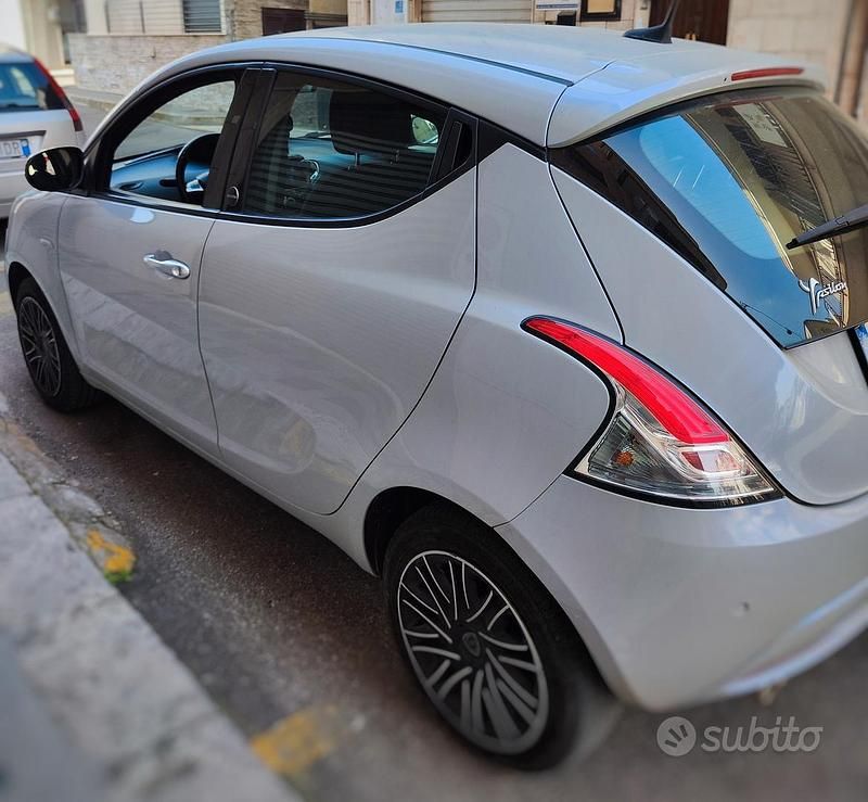 Usata Lancia Ypsilon Gold 69 CV (50 kW) 2021 Grigio Utilitaria