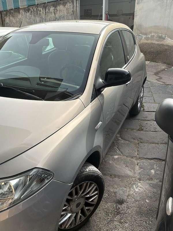 Usata Lancia Ypsilon Gold 84 CV (61 kW) 2014 Oro Utilitaria