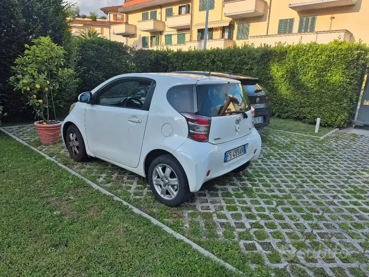 Usata Toyota iQ 68 CV (50 kW) 2009 Bianco Utilitaria