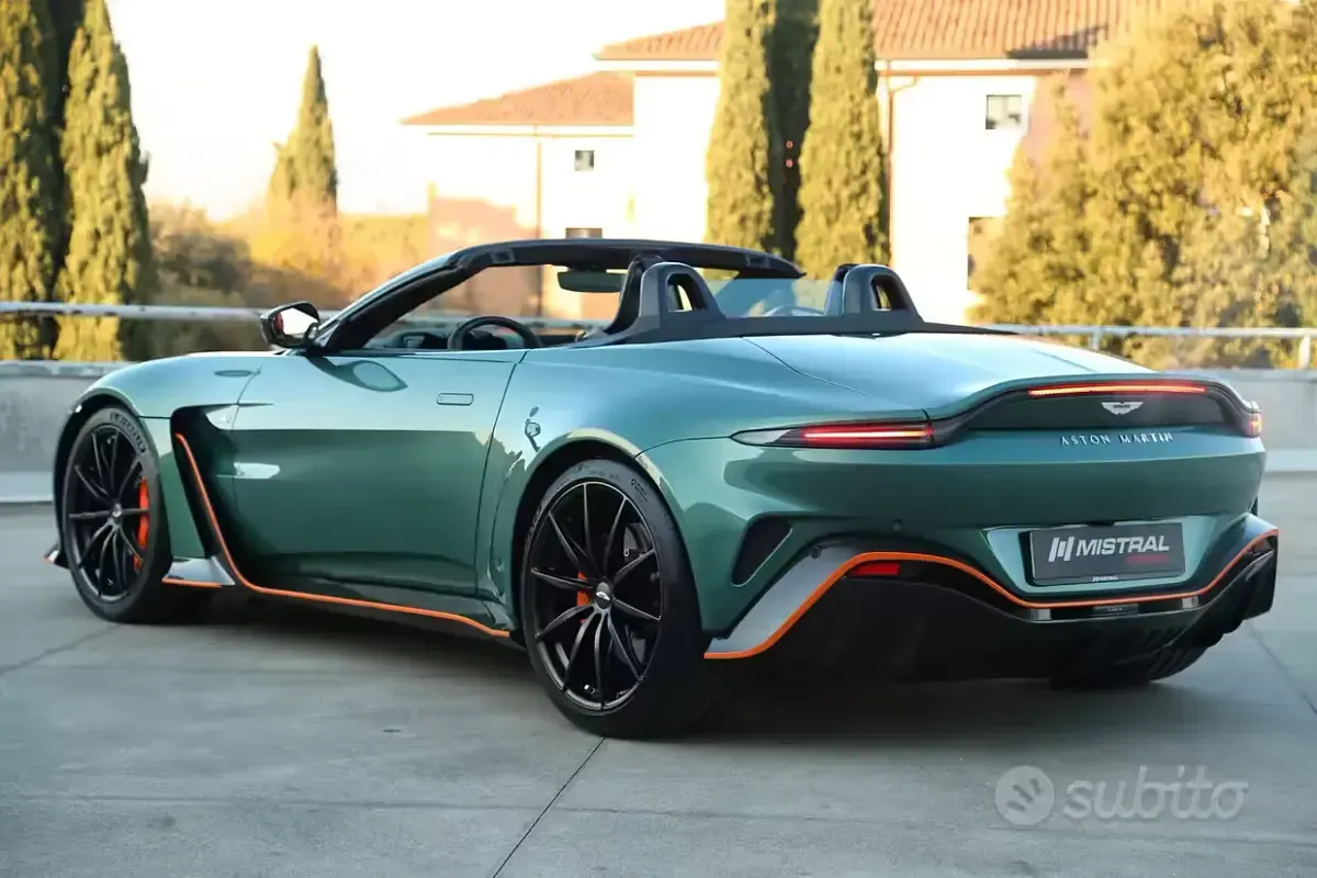 Usata Aston Martin V12 Vantage 700 CV (514 kW) 2023 Verde Cabrio