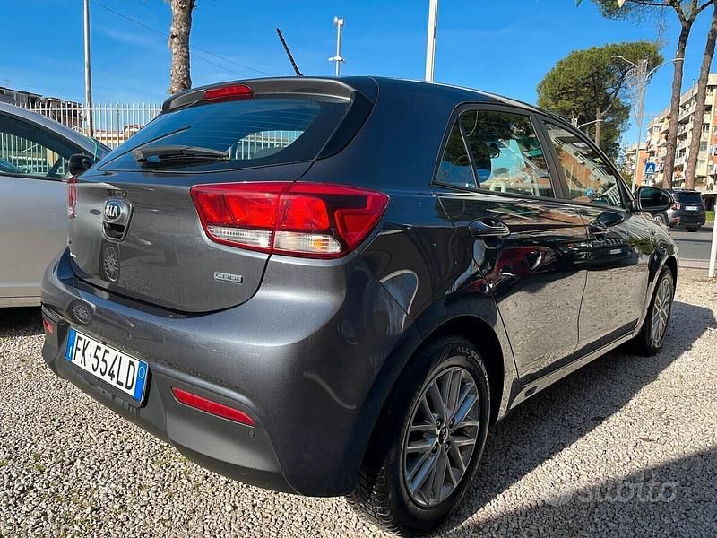 Usata Kia Rio 78 CV (57 kW) 2017 Grigio Berlina