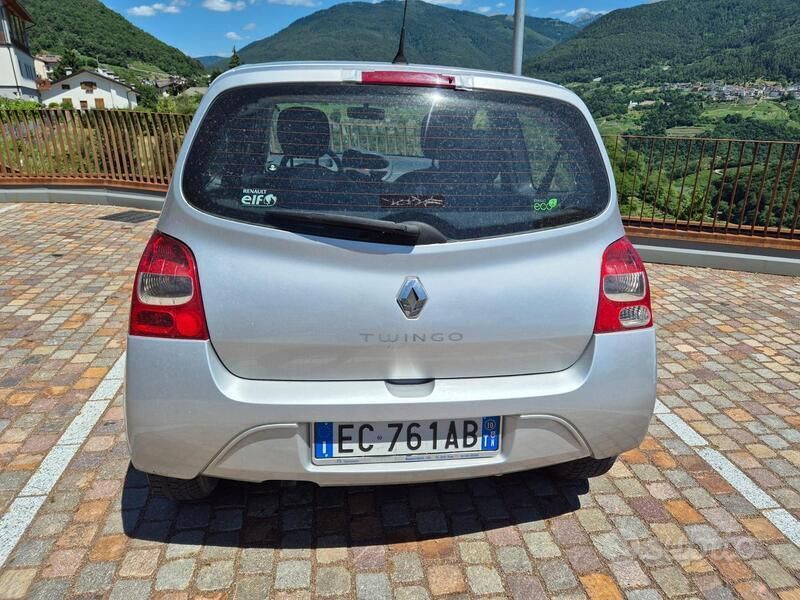Usado Renault Twingo Dynamique 76 HP (55 kW) 2010 Cinzento Citadino