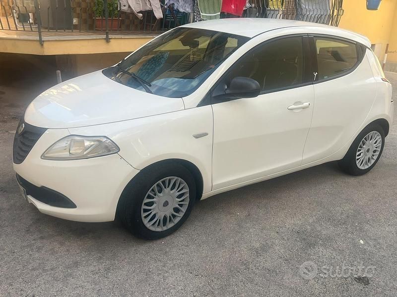 Usata Lancia Ypsilon 69 CV (50 kW) 2015 Bianco Utilitaria