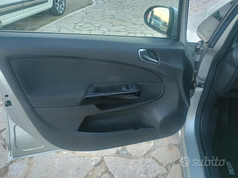 Usata Opel Corsa Edition 95 CV (69 kW) 2014 Argento Berlina