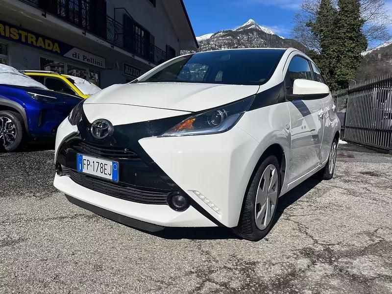 Usata Toyota Aygo Business Edition 69 CV (50 kW) 2018 Bianco Utilitaria