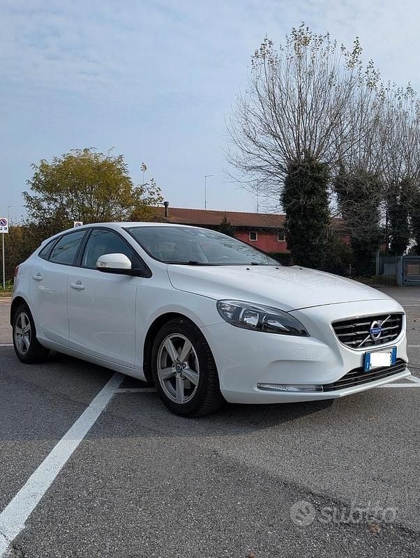 Usata Volvo V40 Kinetic 114 CV (83 kW) 2015 Bianco Berlina