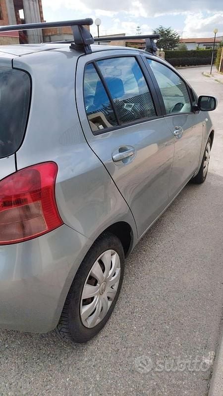 Usata Toyota Yaris Sol 90 CV (66 kW) 2007 Grigio Utilitaria