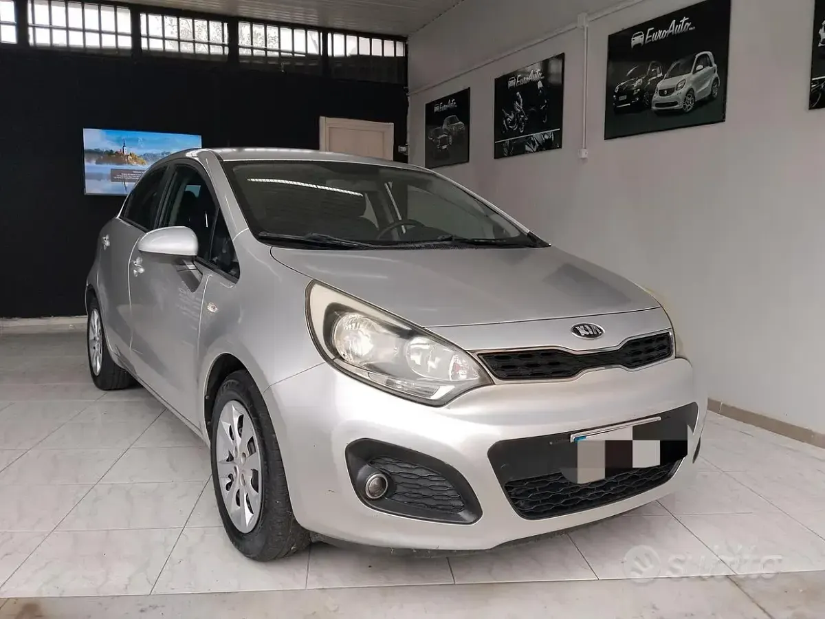 Usata Kia Rio 75 CV (55 kW) 2013 Grigio Berlina