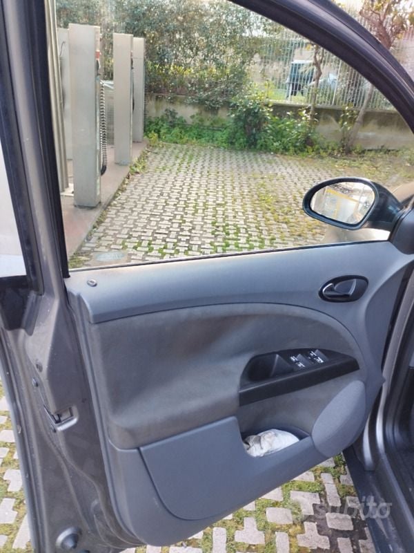 Grigio Usata 2005 Seat Altea Monovolume | 1500 € (Buon prezzo) - Immagine 1/4