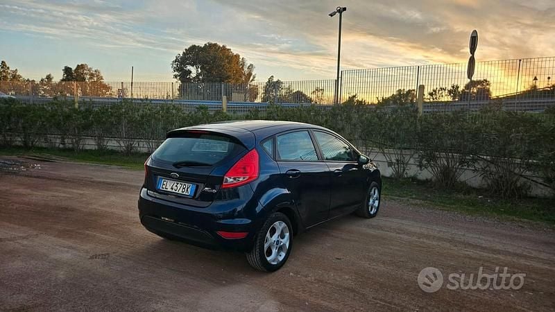 Usata Ford Fiesta Titanium 75 CV (55 kW) 2013 Blu Utilitaria