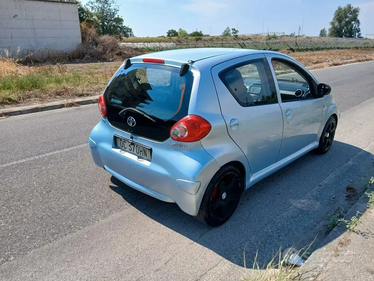 Usata Toyota Aygo Sol 68 CV (50 kW) 2006 Blu Utilitaria