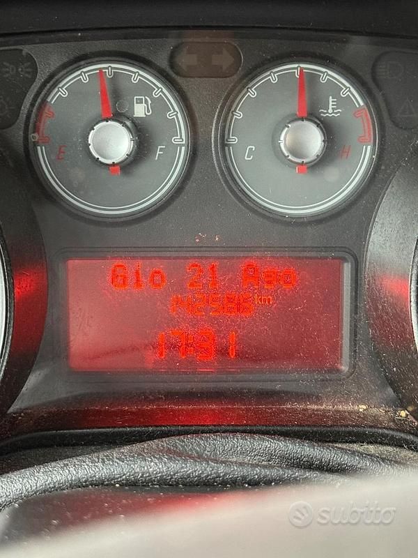 Usata Fiat Grande Punto 77 CV (56 kW) 2011 Bianco Utilitaria