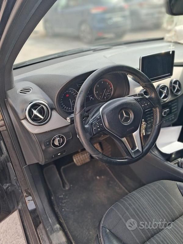 Usata Mercedes B180 110 CV (80 kW) 2012 Nero Monovolume