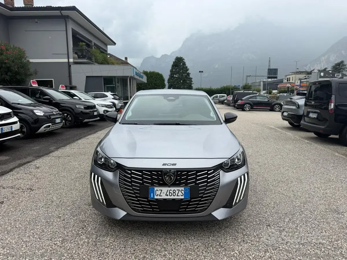 Usata Peugeot 208 Allure 101 CV (74 kW) 2025 Grigio Utilitaria